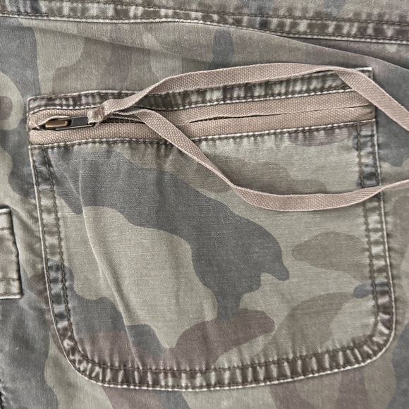 Juicy Couture Cargo Capri - Picture 11 of 11